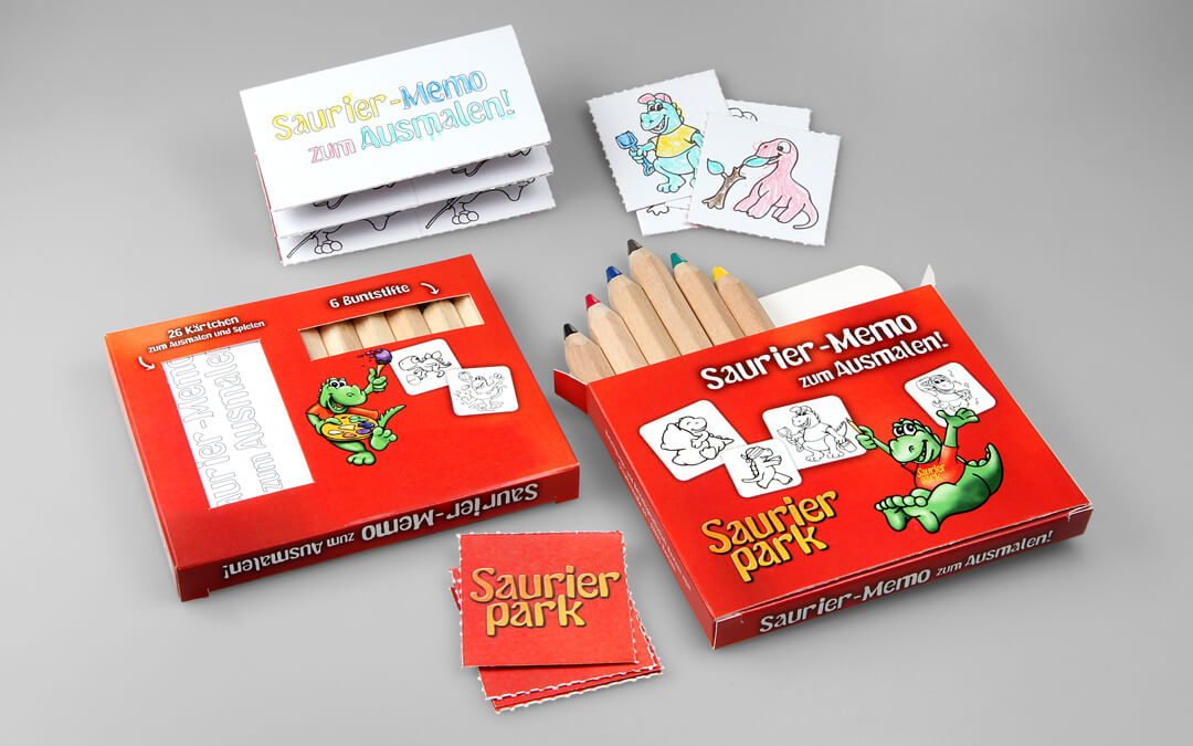 Mal und spiel set mit saurier motiven und individueller memory rueckseite
