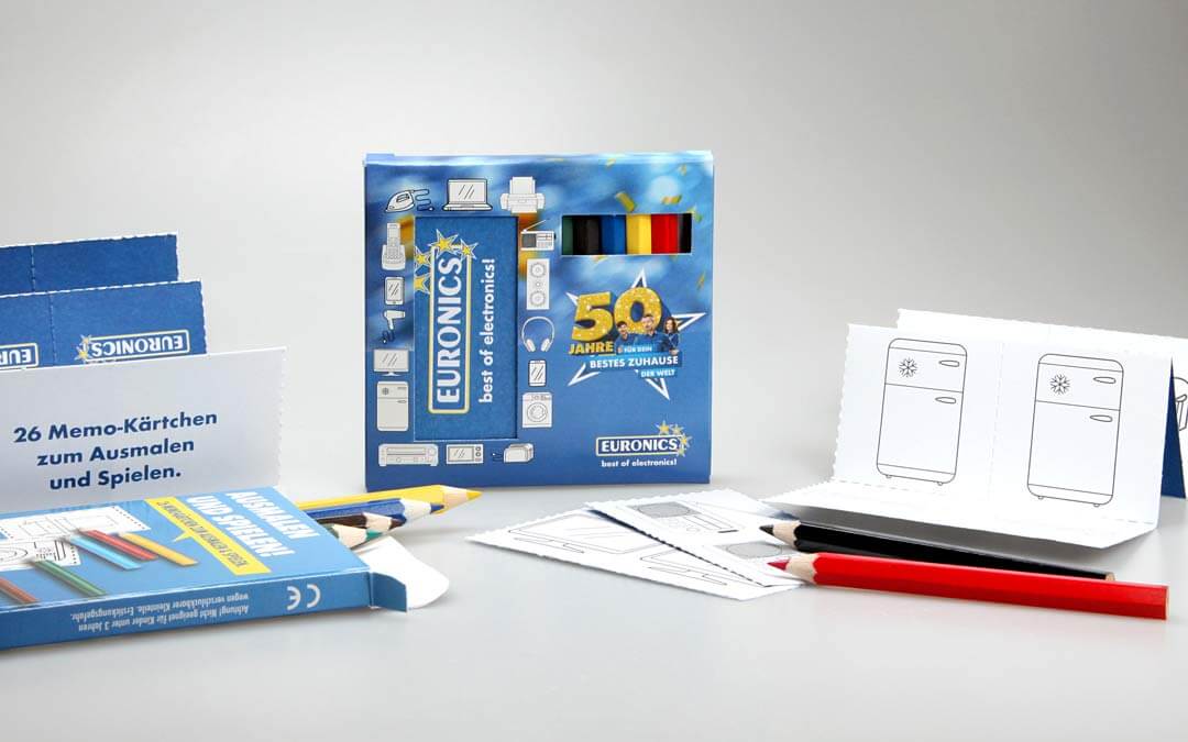 Memo set mit lackierten buntstiften und individuellen memo karten