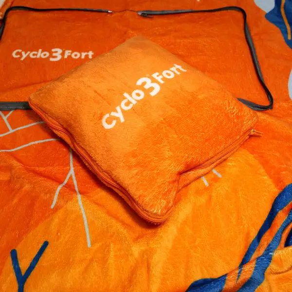 Plush microfibre 2in1 blanket pillow details