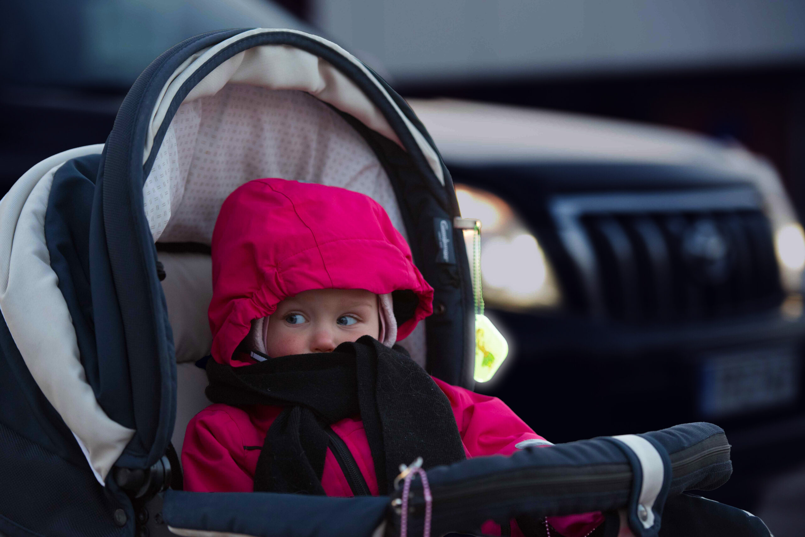 Baby carriage with safetyreflector 2 scaled 1