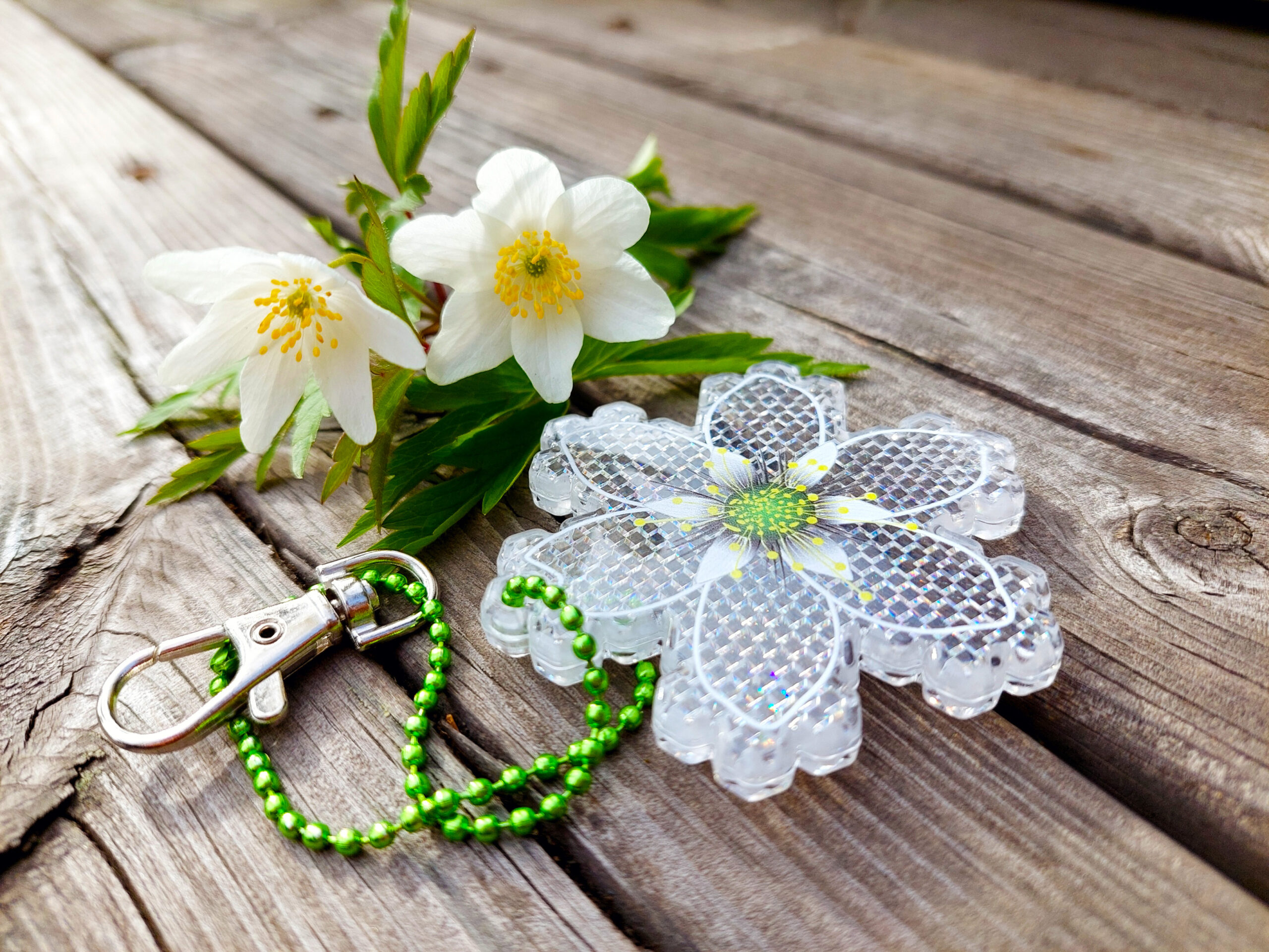 White anemone reflectors with real anemones scaled 1